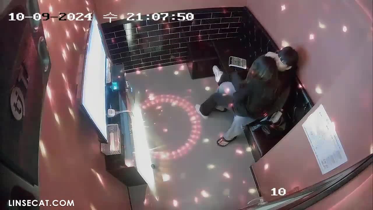 2024년 한국 노래방의 IP 카메라가 해킹당했습니다. 뚱뚱한 소년이 여자친구를 손으로 성교시켰고, 그녀는 몸을 비틀었고, 성적 쾌락의 전류는 그녀의 뇌를 잠시 멍하게 만들었습니다. 썸네일