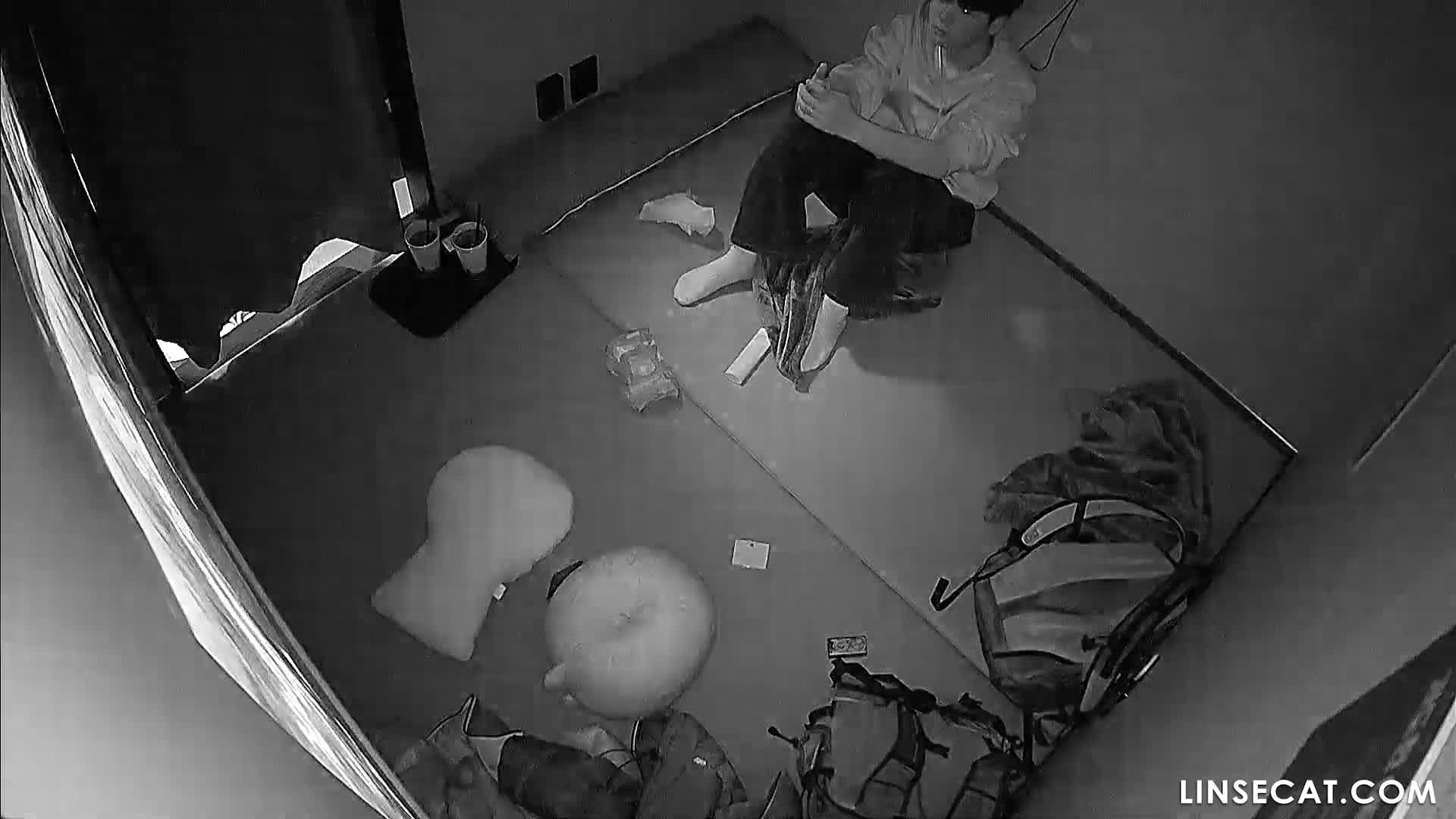[신작] 3시간 동안의 친밀한 공간. 남자는 손으로 여자를 여러 번 오르가즘에 이르게 했다. 오르가즘 후 강렬한 불응기에 여자는 남자친구의 손을 밀어냈다. 여자는 남자친구에게 두 번이나 오럴 섹스를 해주고 그의 정액을 삼켰다. [해킹된 한국 영화실 IP 카메라] [단독 영상] 썸네일