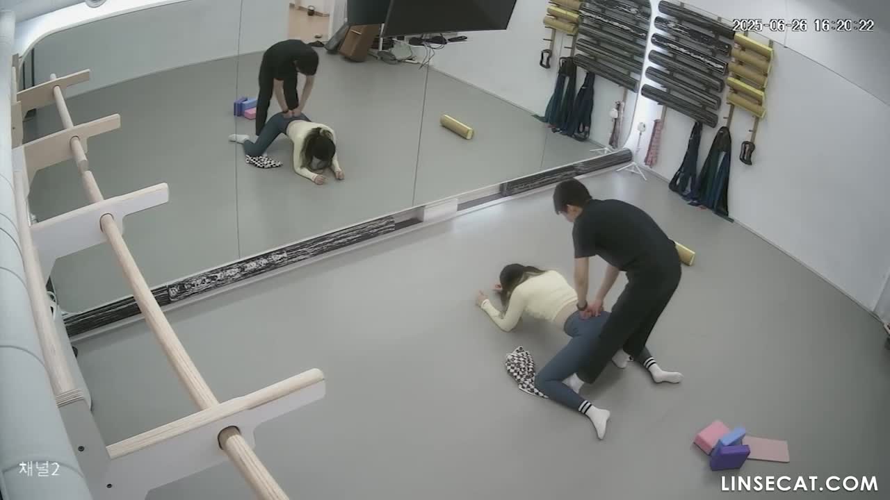 [신작] 부유한 여성들이 남성 강사를 선호하는 이유는 무엇일까요 필라테스 때문만은 아닌 것 같습니다. 잘생긴 남성과의 신체 접촉을 즐기는 듯합니다. [해킹된 한국 IP 카메라 영상] [단독 영상] 썸네일