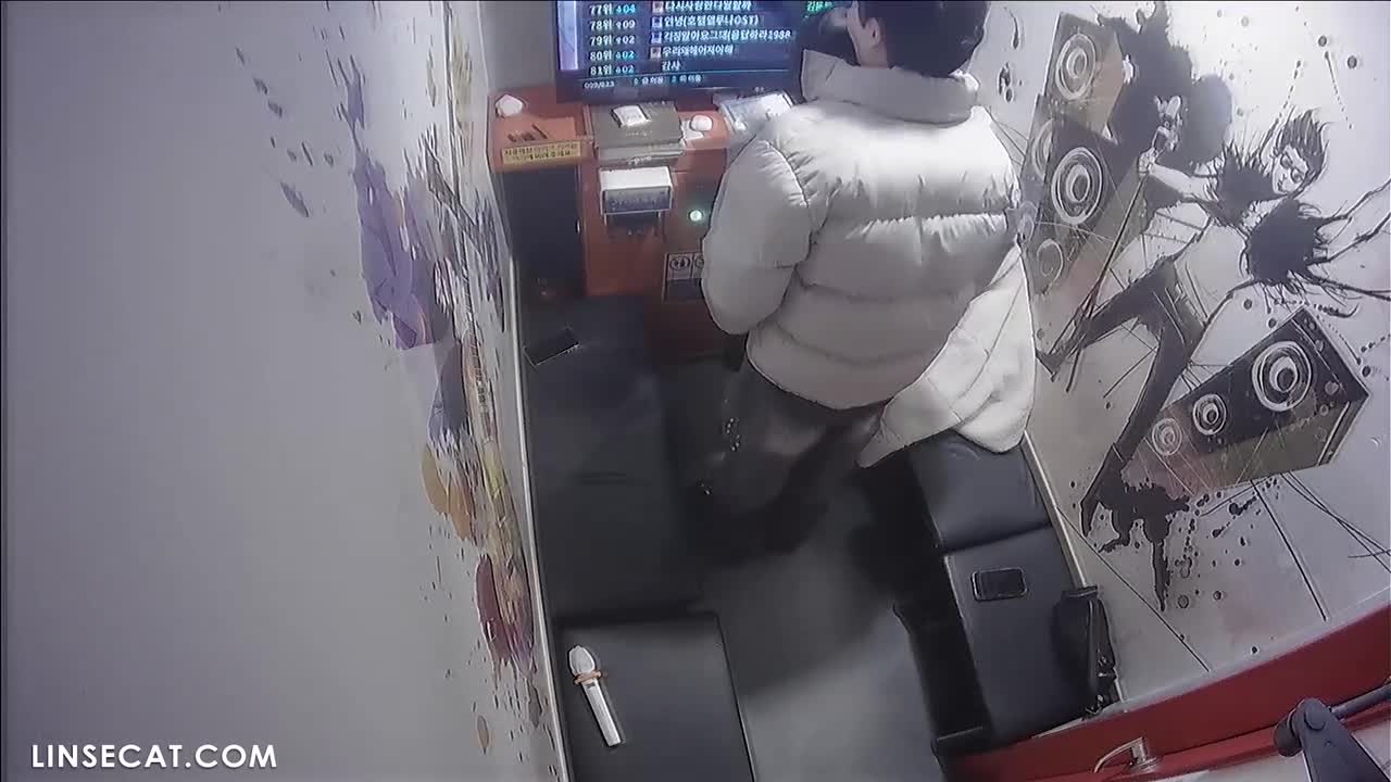 단독 영상! 2024년 해킹된 한국 노래방 IP카메라_ 안경쓴 괴짜 여자가 남자친구에게 사정을 당하다. 그녀의 질은 정액으로 가득 찼고 그녀는 팬티를 입었습니다. 썸네일