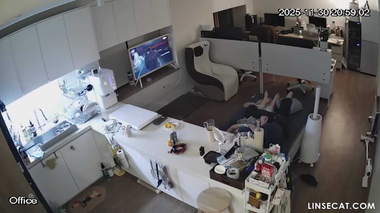 [신작] 경기도에 사는 한 커플이 하룻밤에 두 번 성관계를 가졌다. 첫 번째는 남자가 너무 빨리 사정해서 여자가 만족하지 못했다. 두 번째는 여자가 오럴 섹스를 해준 후 남자의 성기에 올라탔는데, 아마도 질이 너무 좁아서인지 남자가 질 내에 사정할 뻔했다. [해킹당한 한국 가정용 CCTV 영상] [단독 영상] 썸네일