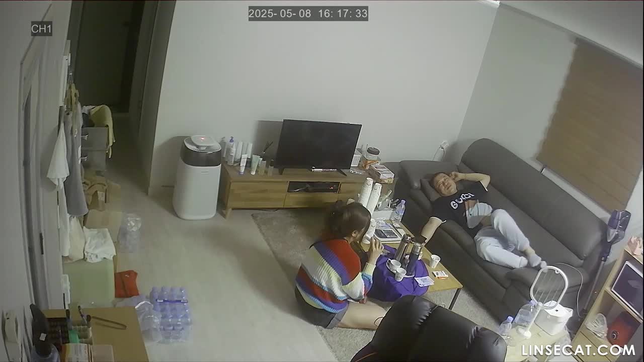 [신작] 경주의 한 업주가 성매매 여성들을 착취하고 있습니다. 그는 여성들을 무료로 만질 수 있고, 성관계를 갖지 않으면 돈을 받지 않습니다. [해킹된 IP 카메라] [단독 영상] 썸네일