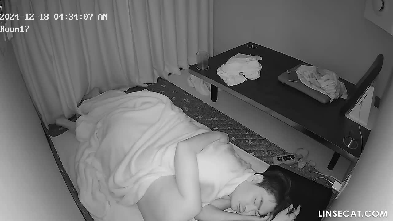 단독 영상! 2024년 해킹된 한국 보드게임 IP카메라_ 수요일은 사장님과 그녀의 연인의 섹스데이. 그녀는 첫 번째 사정 후 샤워를 하지 않았습니다. 2차 성교를 위한 윤활제로서의 질내 정액 썸네일