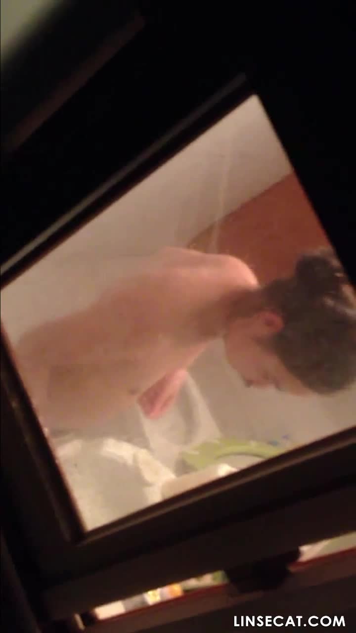 창밖에서 한국 여성들의 나체를 엿보며 샤워를 하고 있거나 샤워를 마친 직후 자신이 엿보는 것을 알고 큰 소리를 지르는 소녀 썸네일