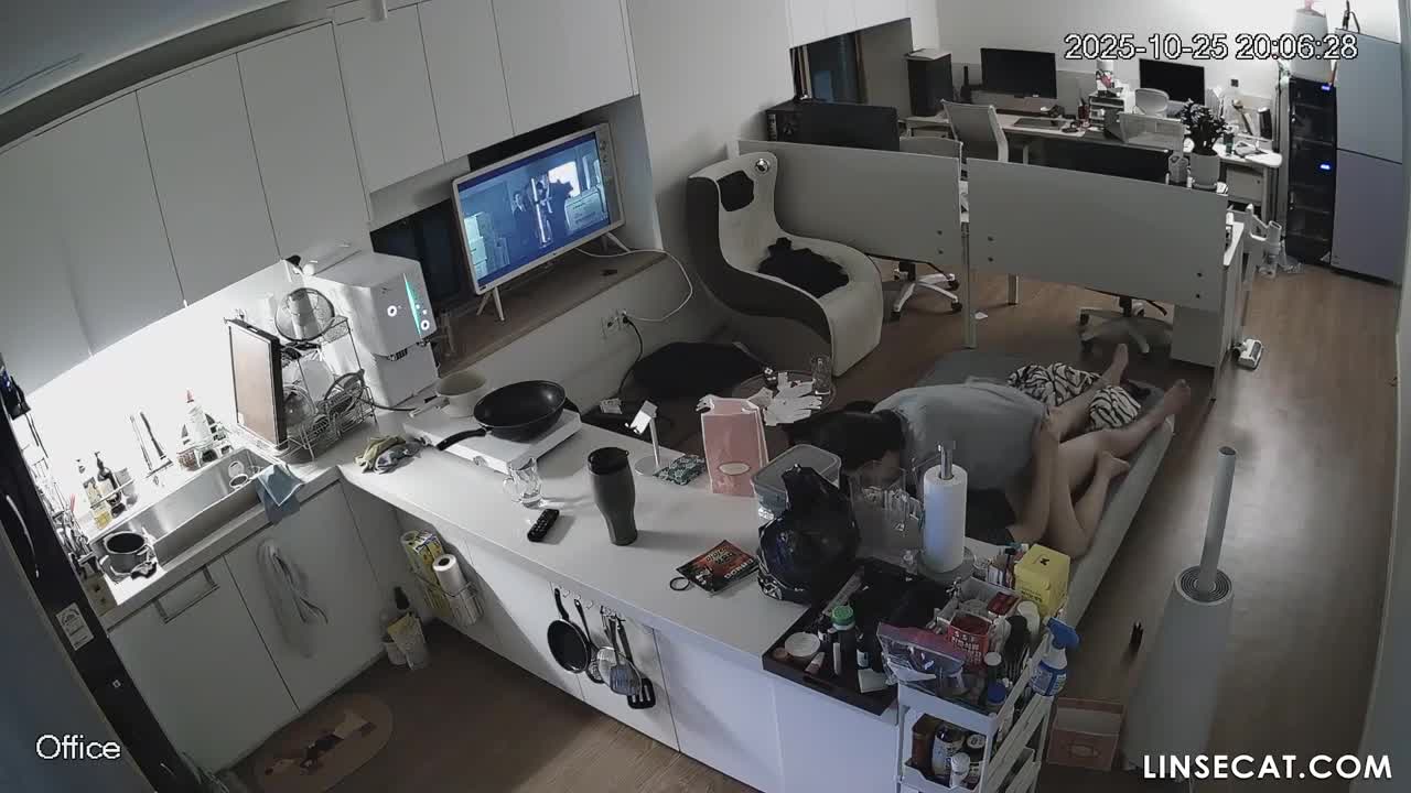 [신작] 경기도에 사는 한 커플이 다시 성관계를 갖고 있다. 여자는 남자친구 위에 앉아 그의 페니스가 자신의 질을 채우는 만족감을 만끽하고 있다. [해킹당한 한국 가정용 IP 카메라] [단독 영상] 썸네일