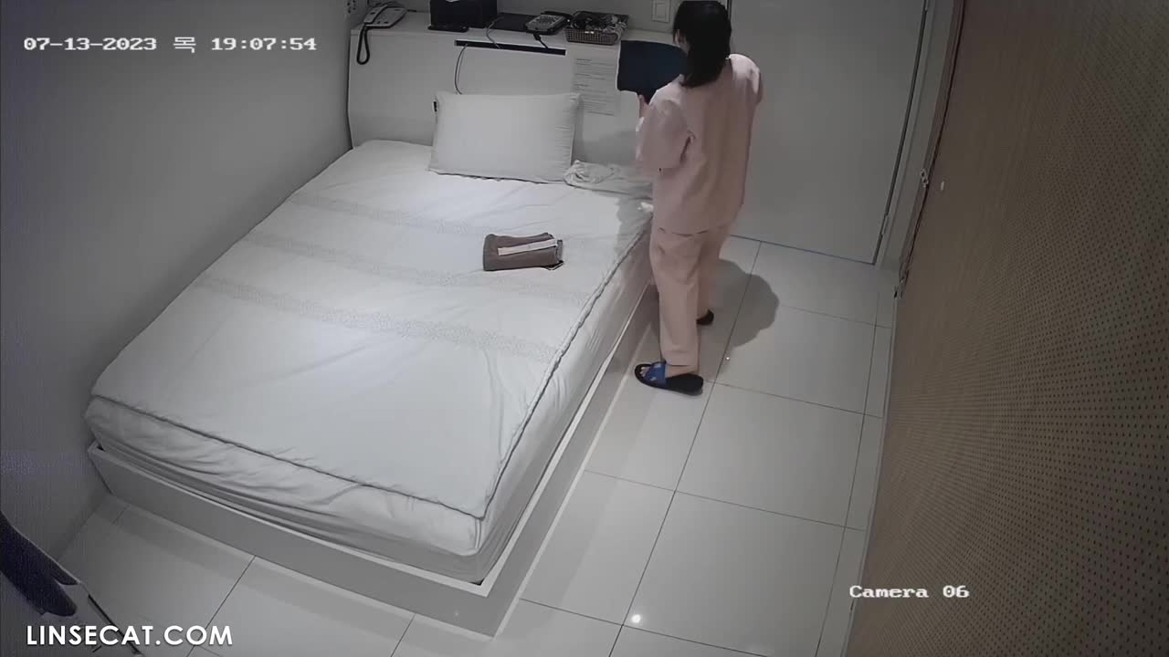 2023년 해킹당한 한국 병원의 IP 카메라_ 그녀는 가방에서 연고를 꺼내서 질에 발랐습니다. 그녀는 가벼운 섹스를 하는 소녀처럼 보이지 않았습니다 썸네일