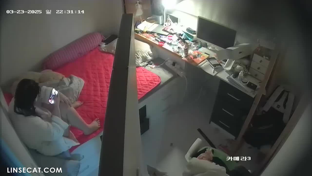 [신작] 부모는 19세 딸이 집에 있는 동안 자주 성관계를 가졌다. 딸은 이를 알고 있었던 듯, 자신도 성관계를 갖고 싶어하는 욕구를 보였으며, 온라인 지인들과 가상 성관계를 갖거나 자위행위를 자주 했다. [해킹당한 한국 가정용 IP 카메라] [단독 영상] 썸네일