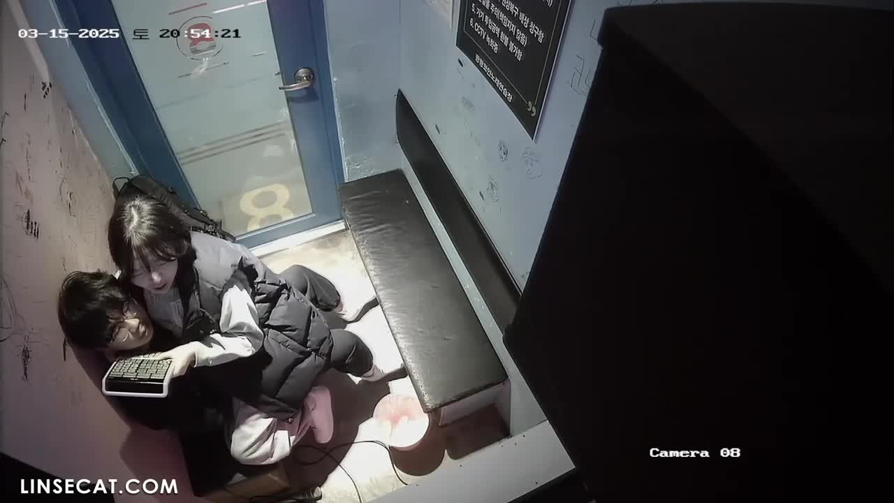 독점 영상! 해킹된 한국 노래방 IP 카메라_ 귀여운 여자가 젖꼭지 오르가즘을 느낀 것 같다_ 그녀의 남자친구는 손으로 그녀의 젖꼭지를 자극했고 그녀는 온몸을 떨었다. 썸네일